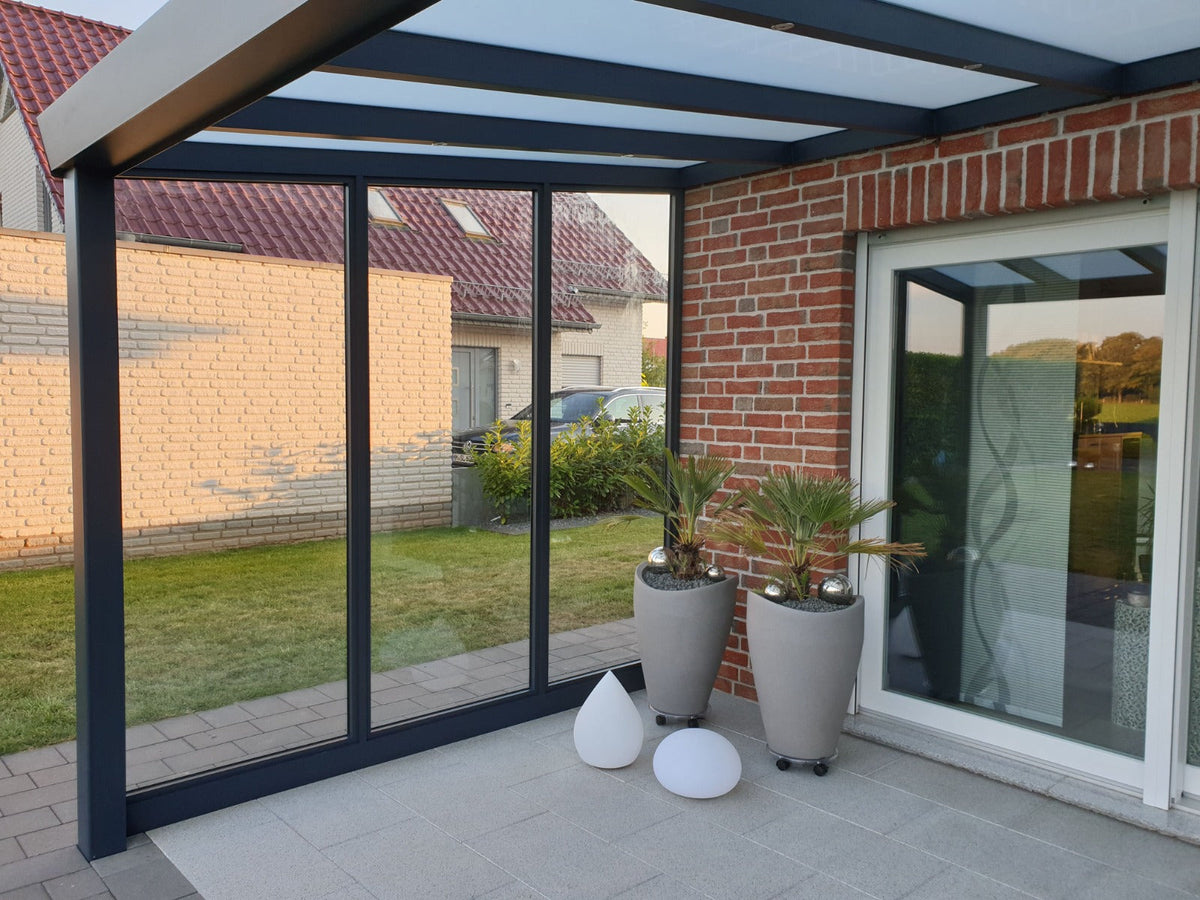Gemütlich eingerichteter Kaltwintergarten mit Möbeln und Pflanzen