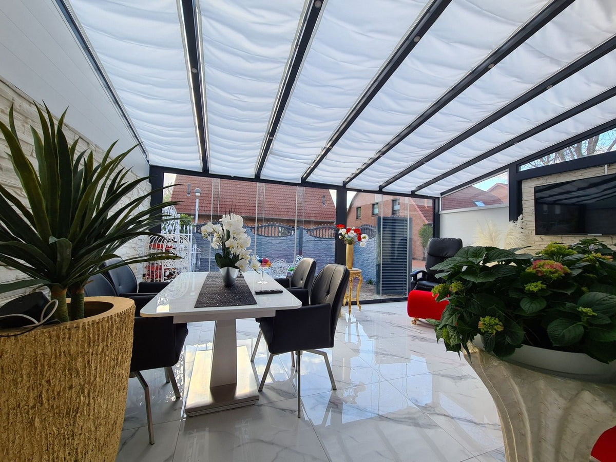Beschattungssystem unter einer Terrassenüberdachung