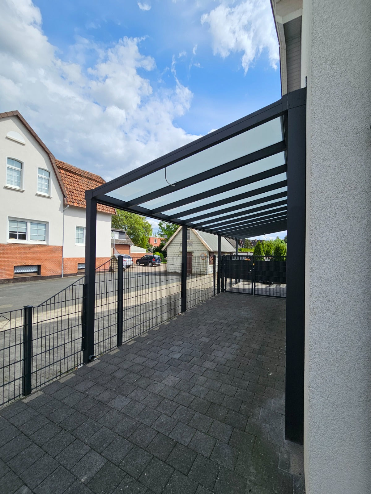 Carport mit satiniertem Glasdach