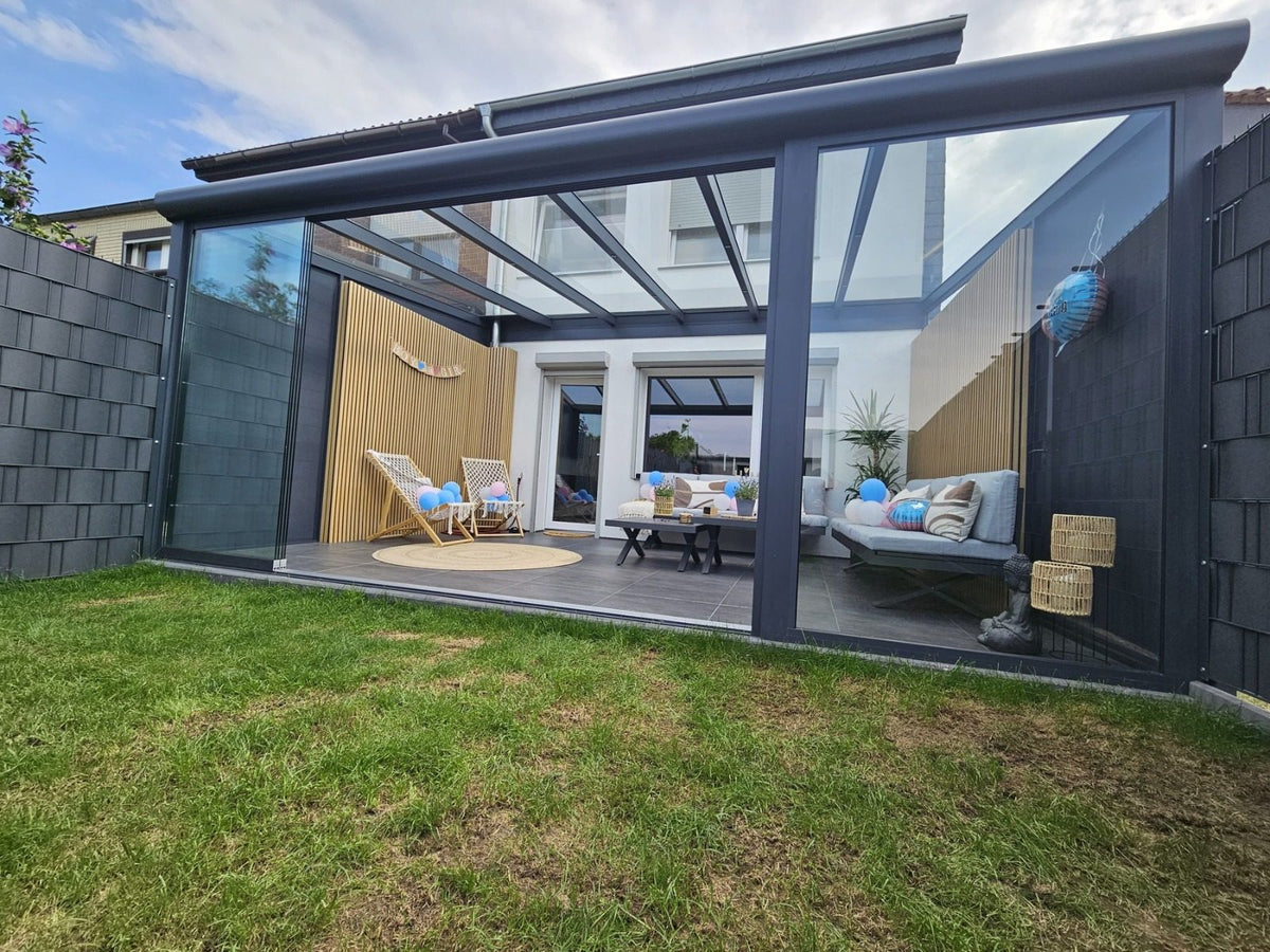 Glasschiebewand an Terrassenüberdachung