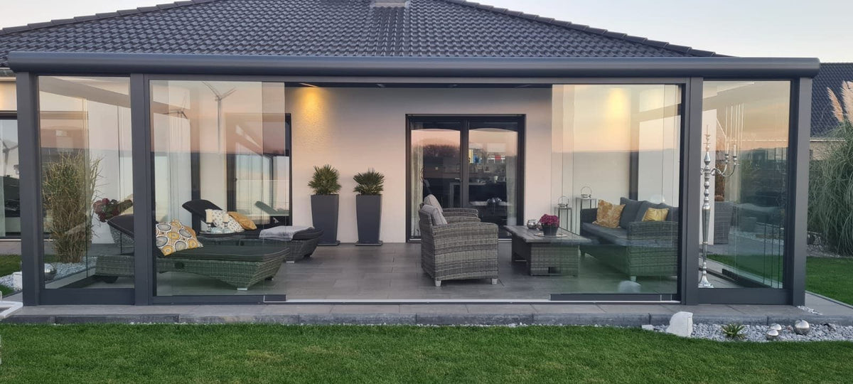 Glasschiebewand als Windschutz unter einer Terrassenüberdachung in Gifhorn