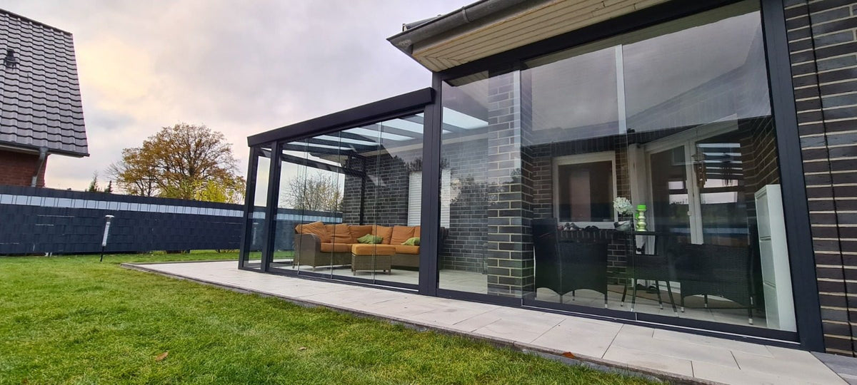 Glasschiebewand an einer überdachten Terrasse in Braunschweig-Querum