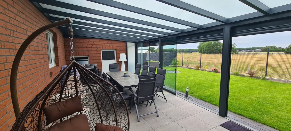 Kaltwintergarten mit Glasschiebeelementen an einem Reihenhaus in Braunschweig