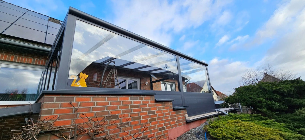 Kaltwintergarten aus Aluminium und Glas an einem Wohnhaus im Raum Gifhorn