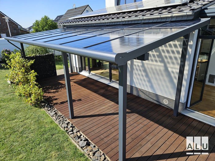 Terrassenüberdachung mit Photovoltaik von ALU-Terrassenbau