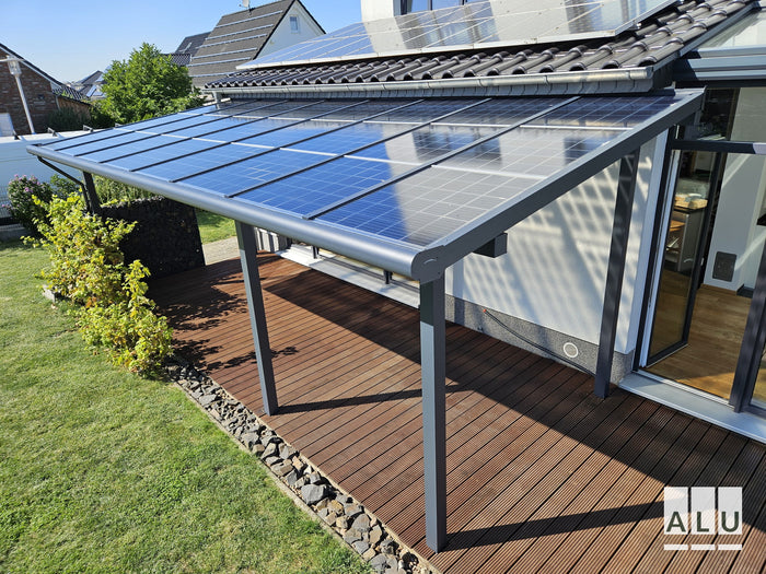 Terrassenüberdachung mit Photovoltaik von ALU-Terrassenbau