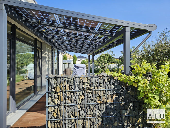 Terrassenüberdachung mit Photovoltaik von ALU-Terrassenbau