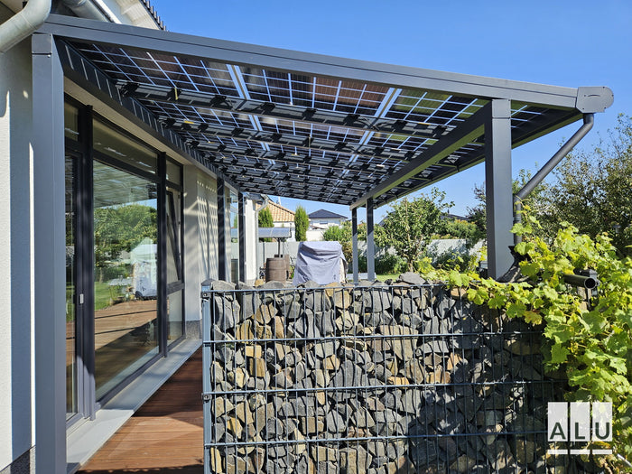 Terrassenüberdachung mit Photovoltaik von ALU-Terrassenbau