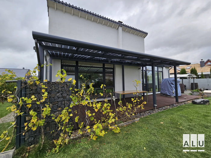 Terrassenüberdachung mit Photovoltaik von ALU-Terrassenbau